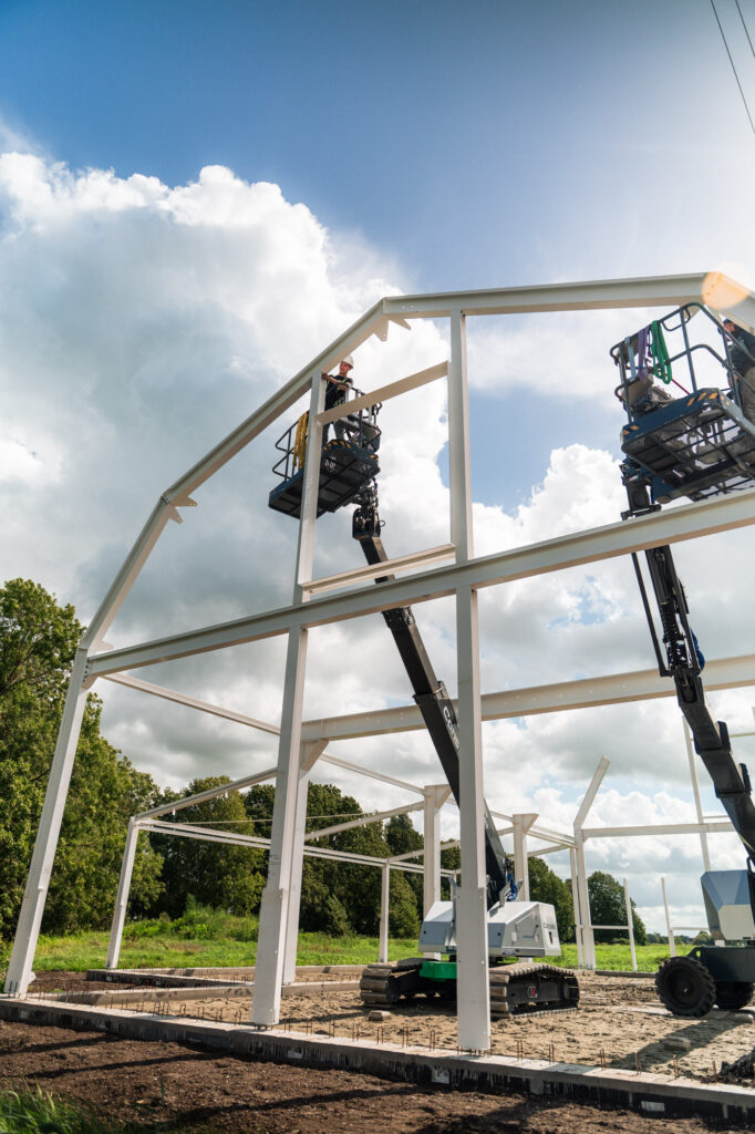 Spanten en kruisverbanden van de staalconstructie