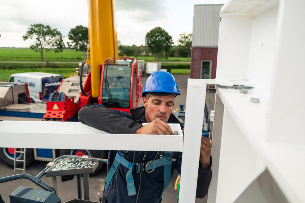 Monteur werkt aan een detail van de staalconstructie