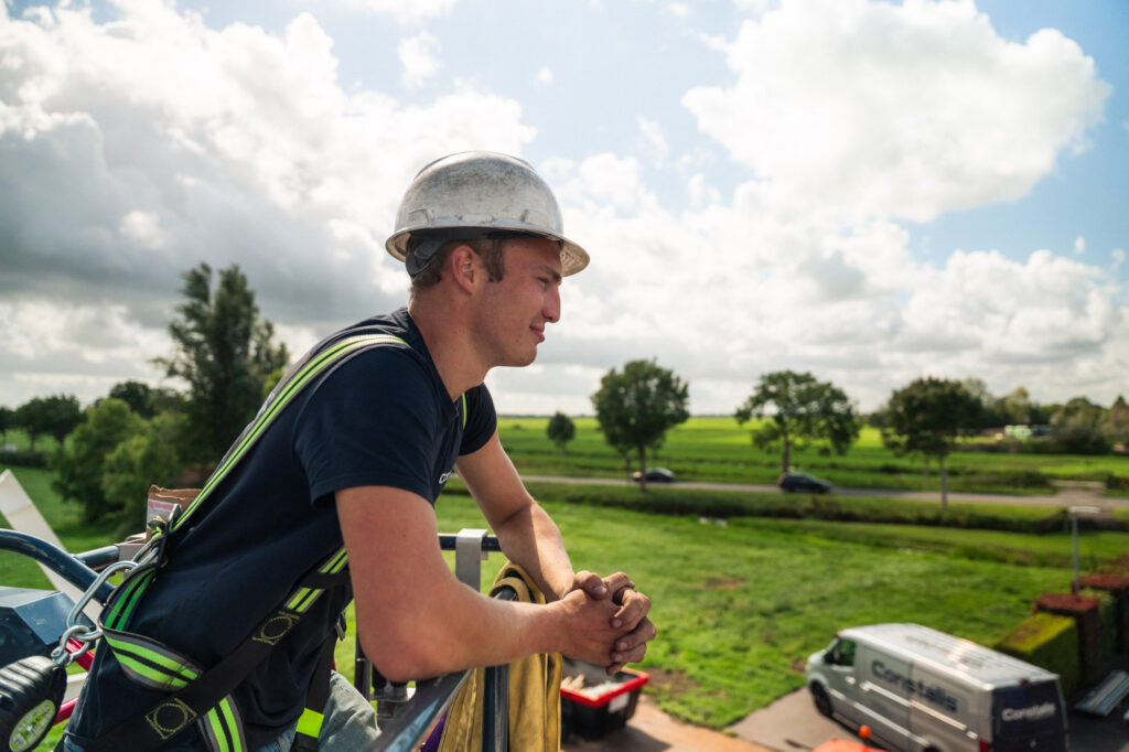 Ervaren monteur van Constalis in de hoogwerker