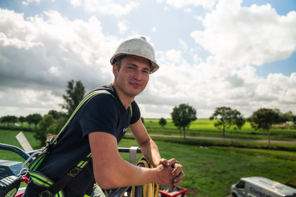 Monteur van Constalis in de hoogwerker tijdens de montage