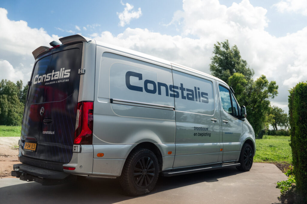 Bedrijfsbus van Constalis staalbouw en beplating