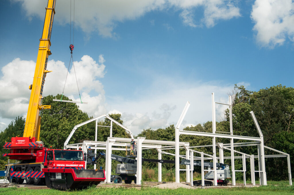 Montage van de staalconstructie met mobiele kraan