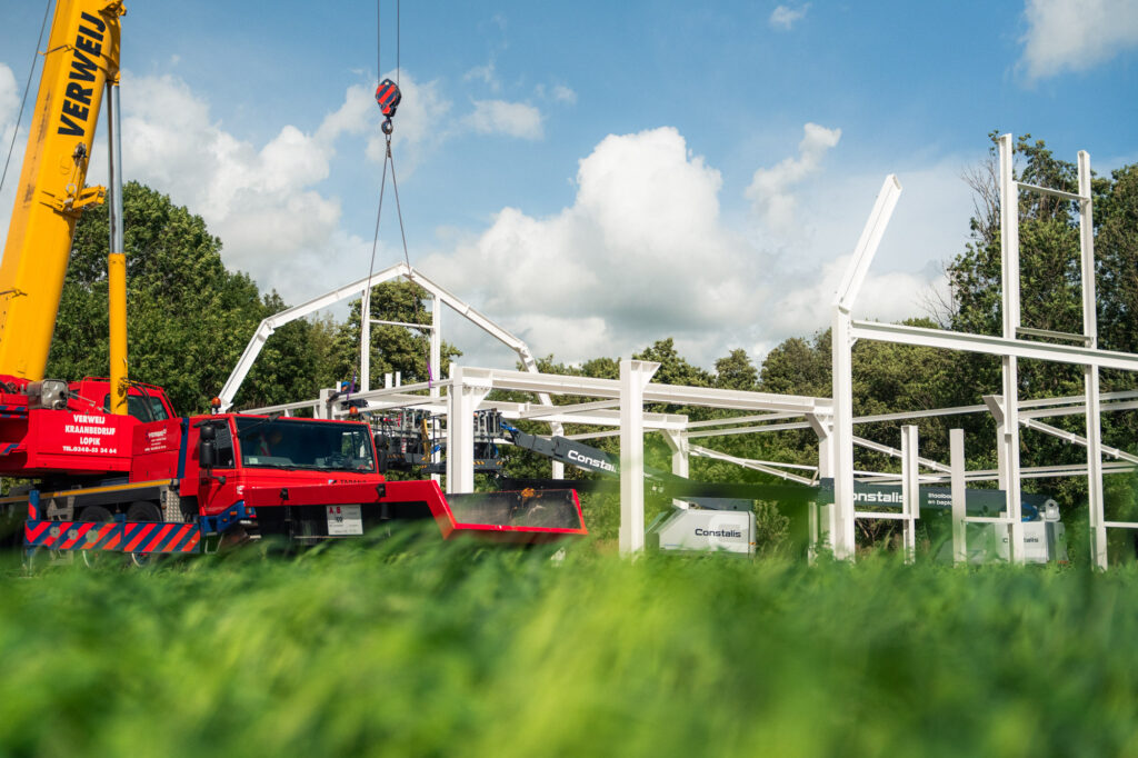 Staalconstructie van ABcontainers in Bergambacht tijdens de montage