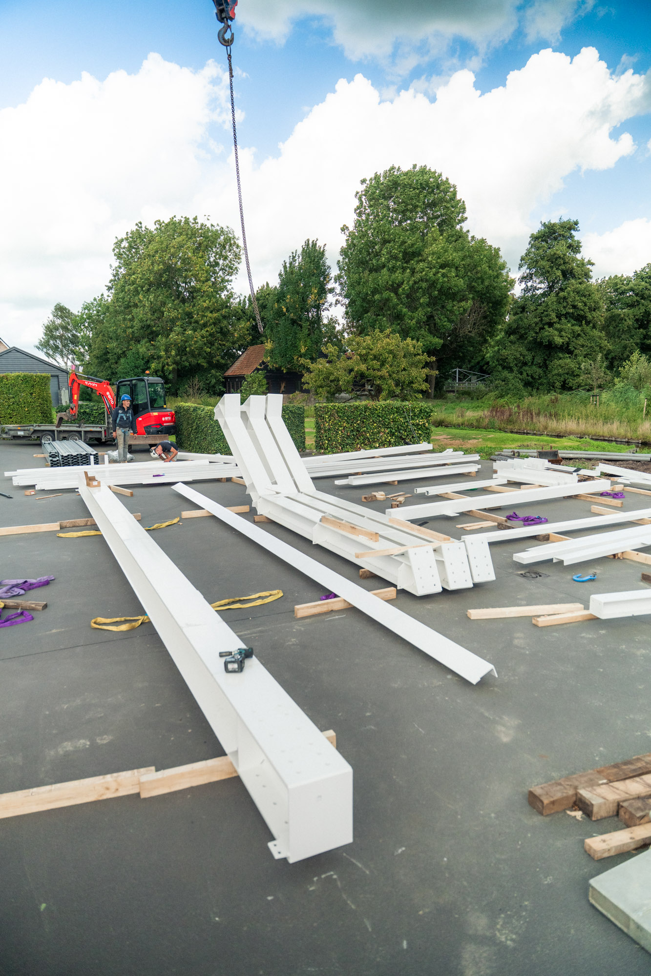 Aangevoerde stalen liggers klaar voor montage op de bouwplaats