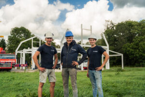 Het team van Constalis bij een staalconstructie in aanbouw