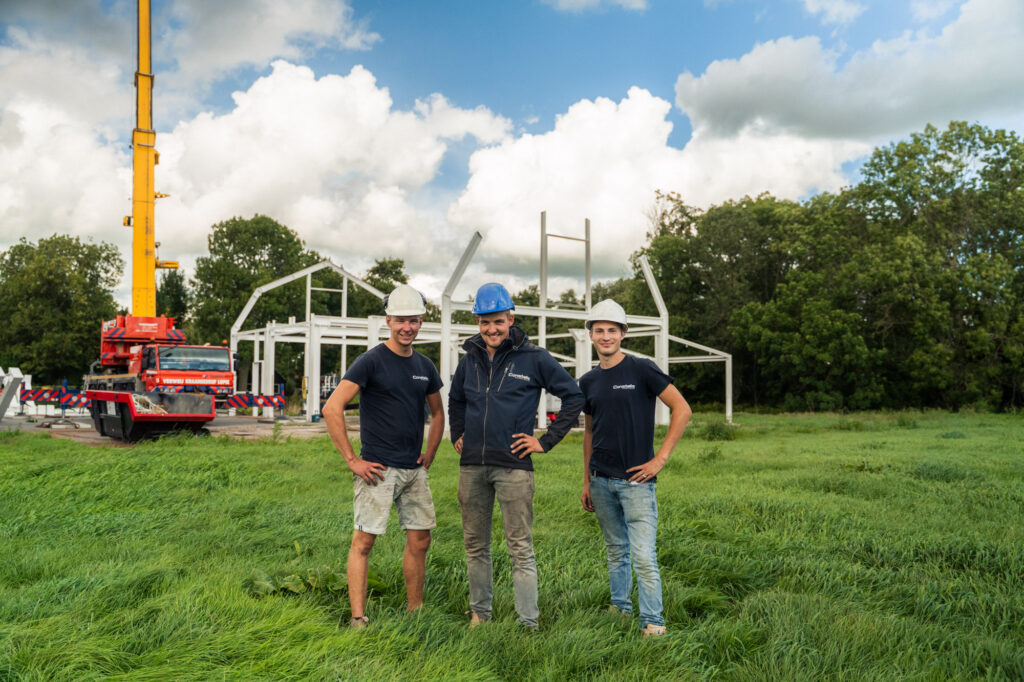 Het montageteam van Constalis bij de afgeronde staalconstructie