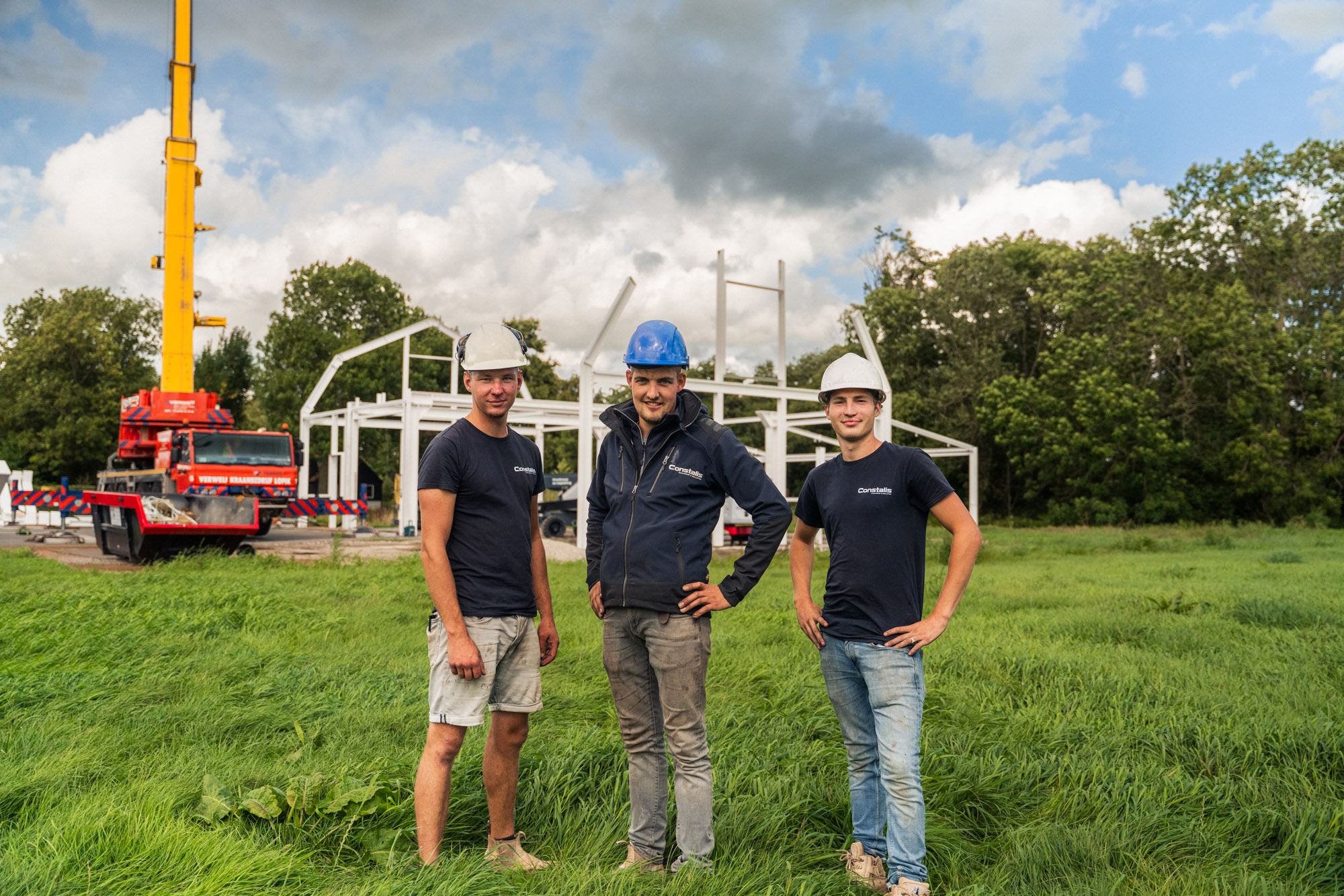 Monteurs van Constalis met veiligheidshelm op de bouwplaats